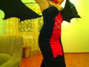 Im erotischen Fledermaus-Kostüm vor der Webcam